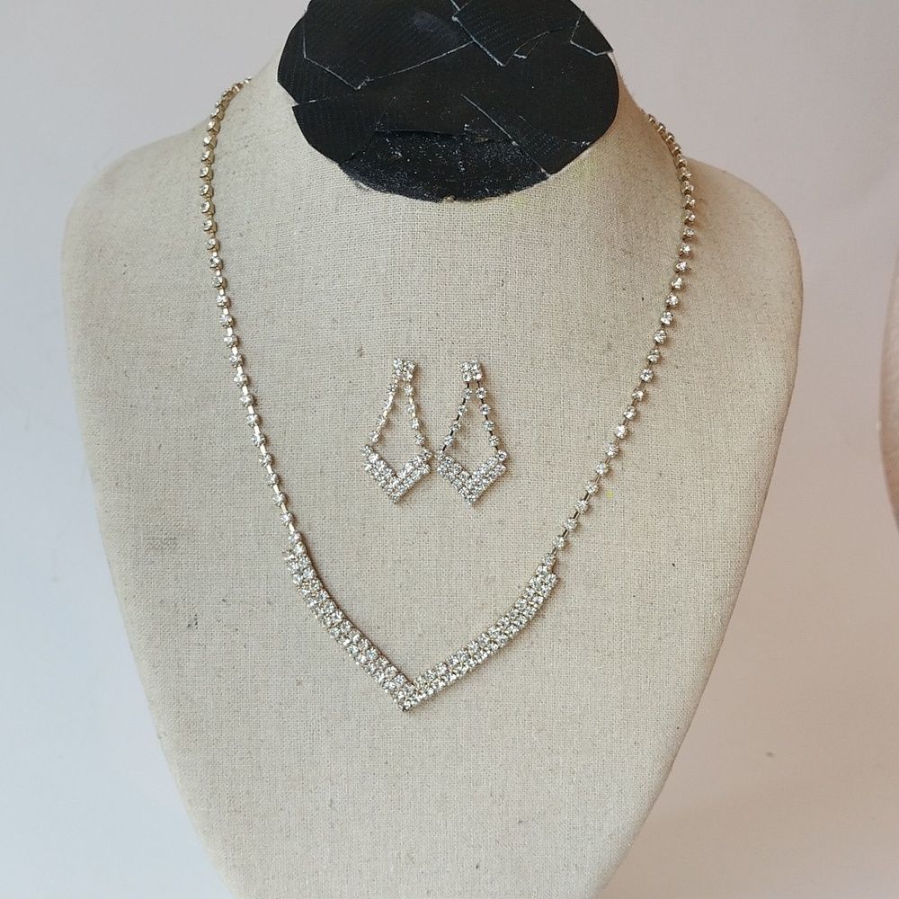 Elegant Charming Charlie Necklace & Earrings Set